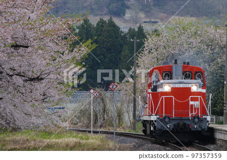 Aterazawa Line Uzen-Takamatsu Station Sakura and Single Machine DE10 1651 Aterazawa Line Uzen-Takamatsu Station Sakura and Single Machine DE10 1651 97357359