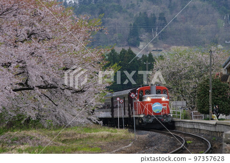 Aterazawa Line Uzen-Takamatsu Station Sakura and Aterazawa Line 100th Anniversary Issue Aterazawa Line Uzen-Takamatsu Station Sakura and Aterazawa Line 100th Anniversary Issue 97357628