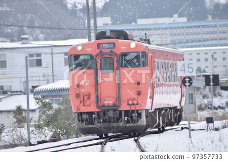 運行在多雪的風景的一列紅色地方火車 運行在多雪的風景的一列紅色地方火車 97357733
