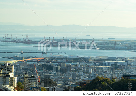 從六甲山中部看到的港口城市神戶的風景 從六甲山中部看到的港口城市神戶的風景 97357734