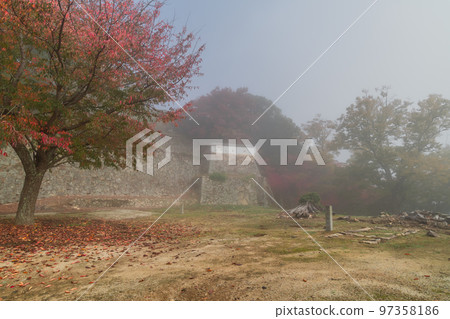 雲海中的備中松山城~秋天~ 雲海中的備中松山城~秋天~ 97358186