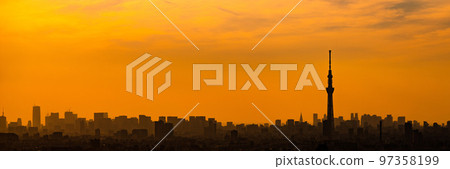 東京城市景觀和東京晴空塔剪影 97358199