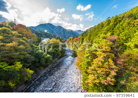 《Nagano Prefecture》Achi Village in Shimoina District in autumn Achi River with colored leaves 97359641