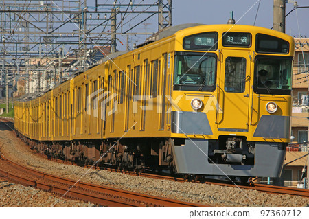 在西所澤站附近行駛的車輛 在西所澤站附近行駛的車輛 97360712