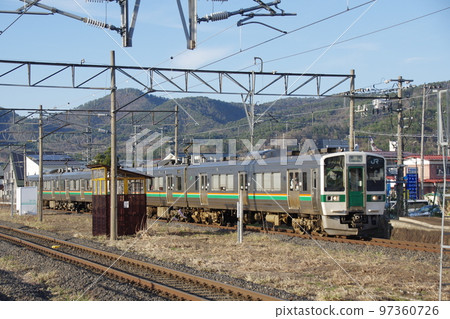 Local train 719 series arriving at Akayu Station on the Ou Main Line 97360726