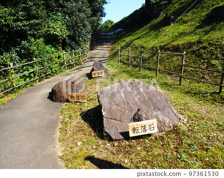 小牧山城天守閣周圍的落石(愛知縣小牧市)2022 年 10 月 小牧山城天守閣周圍的落石(愛知縣小牧市)2022 年 10 月 97361530