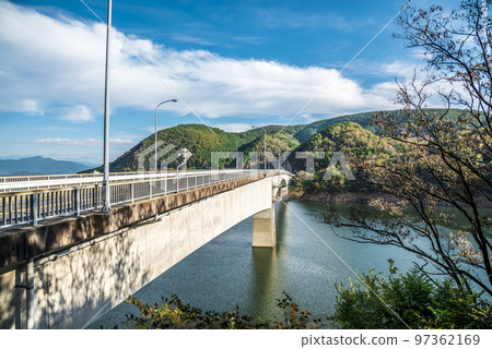 《岐阜縣》秋天的惠那市紅葉中的阿木川湖阿木川水壩 97362169