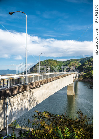 《岐阜縣》秋天的惠那市紅葉中的阿木川湖阿木川水壩 97362170