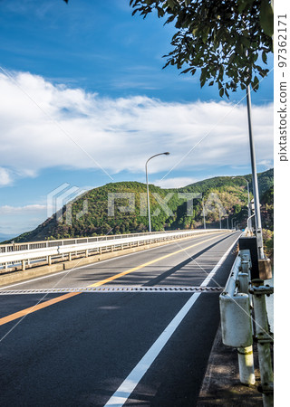 《岐阜縣》秋天的惠那市紅葉中的阿木川湖阿木川水壩 97362171
