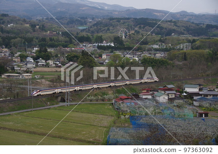 茂吉紀念館附近的山形新幹線 Tsubasa E3 系列 2000 系列 97363092