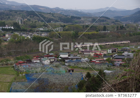 茂吉紀念館附近的山形新幹線 Tsubasa E3 系列 2000 系列 97363277