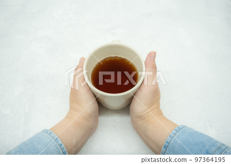 女人的手拿著一杯茶 女人的手拿著一杯茶 97364195