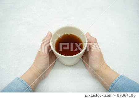 一個女人用一大杯 一個女人用一大杯 97364196