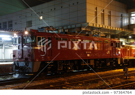Senzan Line Yamagata Station ED75 758 at night Senzan Line Yamagata Station ED75 758 at night 97364764