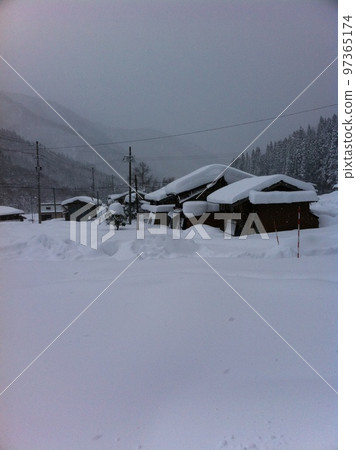 Snow old folk house countryside 97365174