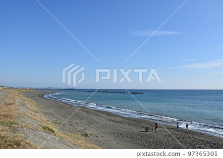 Hiratsuka Beach Sodegahama in Autumn 97365301
