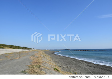 Hiratsuka Beach Sodegahama in Autumn 97365303