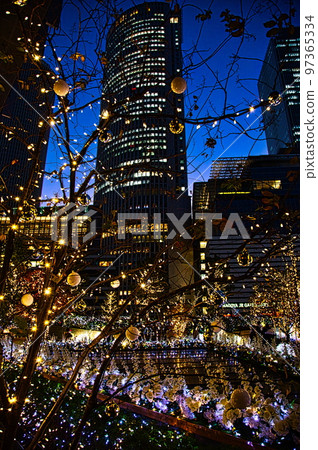 12 月的日本之夜變成了一個華麗的聖誕燈飾城市 97365334