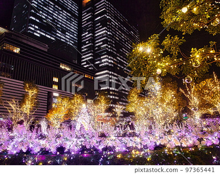 12 月的日本之夜變成了一個華麗的聖誕燈飾城市 12 月的日本之夜變成了一個華麗的聖誕燈飾城市 97365441