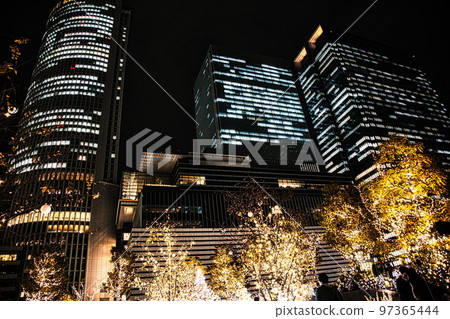 12 月的日本之夜變成了一個華麗的聖誕燈飾城市 12 月的日本之夜變成了一個華麗的聖誕燈飾城市 97365444