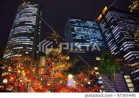 12 月的日本之夜變成了一個華麗的聖誕燈飾城市 97365446