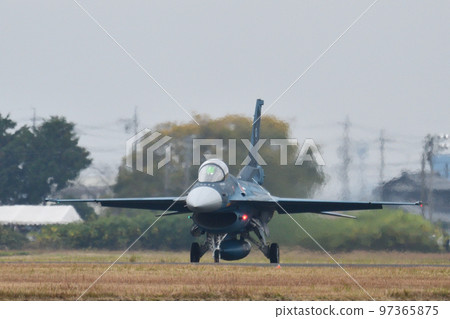 A fighter jet taxiing towards the tarmac 97365875