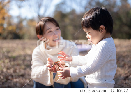 為母子在公園玩耍的肖像休閒 為母子在公園玩耍的肖像休閒 97365972