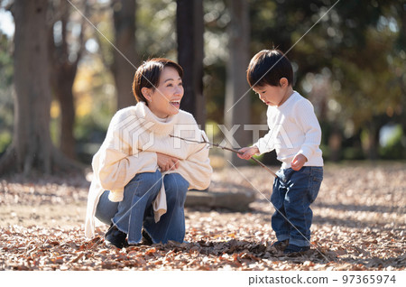為母子在公園玩耍的肖像休閒 為母子在公園玩耍的肖像休閒 97365974