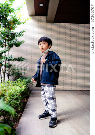 站在市區公寓門口的略顯成熟的5歲男孩 站在市區公寓門口的略顯成熟的5歲男孩 97366707