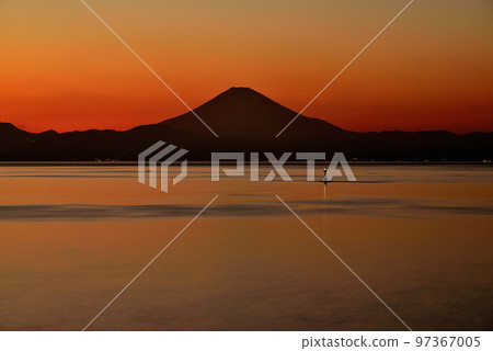 三浦半島 從荒崎海岸看富士山的夕陽 97367005