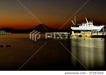 三浦半島：從荒崎漁港眺望富士山的夜景 97367008