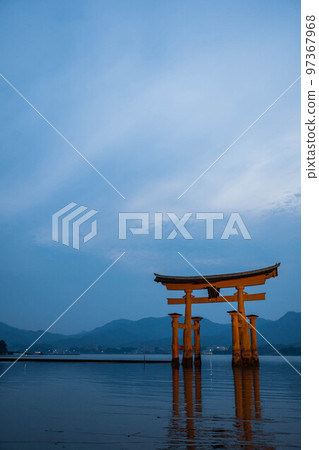 廣島嚴島神社的黃昏時刻 97367968