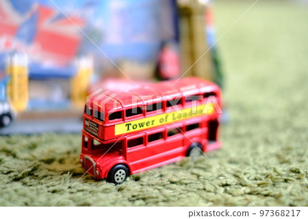 塵土飛揚的倫敦巴士小雕像 97368217