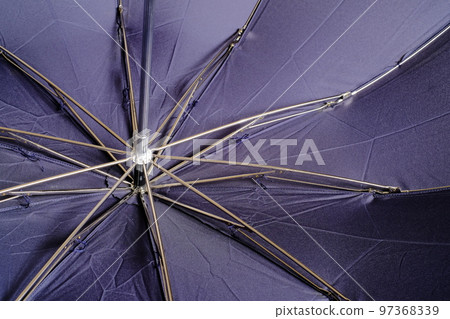 折疊的藏青色雨傘 折疊的藏青色雨傘 97368339