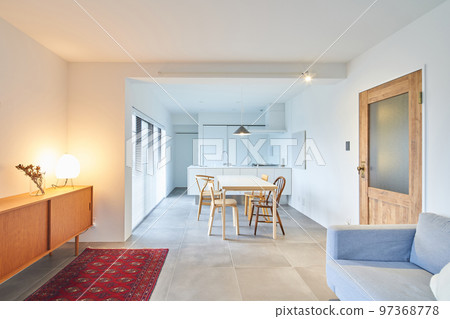 帶餐桌的內飾 97368778