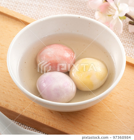 Colored glaze style big tangyuan with cherry blossom flower and syrup soup. 97368984