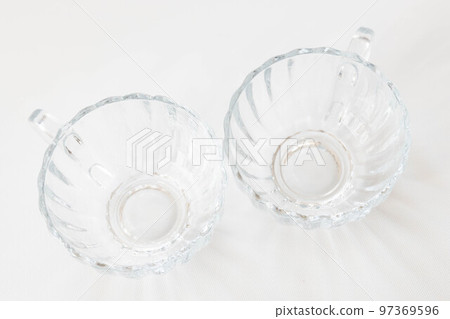 白色背景上的玻璃茶杯 白色背景上的玻璃茶杯 97369596