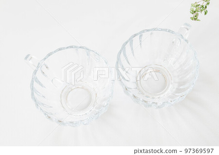 白色背景上的玻璃咖啡杯 97369597
