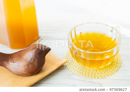稀釋沖泡的綠茶 稀釋沖泡的綠茶 97369627