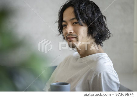 一件白色T恤的年輕人 97369674
