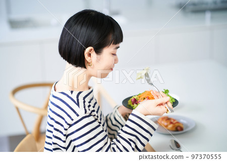 在家吃飯的女人 97370555