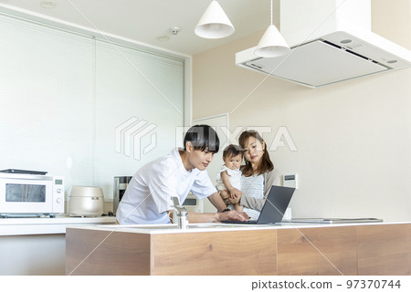 Close family relaxing in the kitchen 97370744