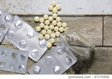 Scattered tablets and medicine packaging sheets Scattered tablets and medicine packaging sheets 97370806