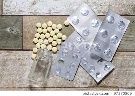 Scattered tablets and medicine packaging sheets Scattered tablets and medicine packaging sheets 97370809