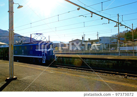 [埼玉]冬季的長瀞 秩父鐵道上長瀞站的列車 97373072