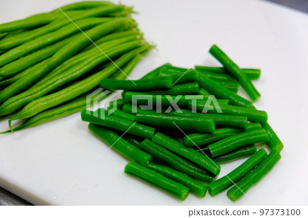 Raw and parboiled kidney beans 97373100