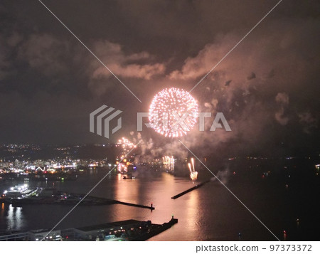鹿兒島市錦江灣煙火大會鳥瞰圖 97373372