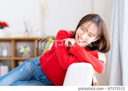 年輕女子在客廳放鬆 97373515