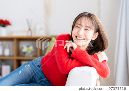 年輕女子在客廳放鬆 年輕女子在客廳放鬆 97373516