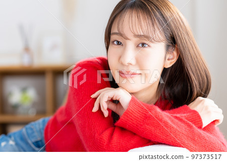 年輕女子在客廳放鬆 年輕女子在客廳放鬆 97373517